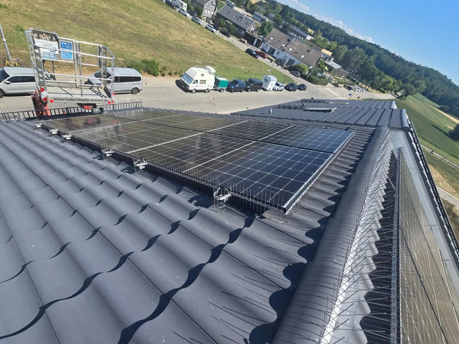Taubenabwehr in der Region Stuttgart, Unterflugschutz an einer Photovoltaikanlage