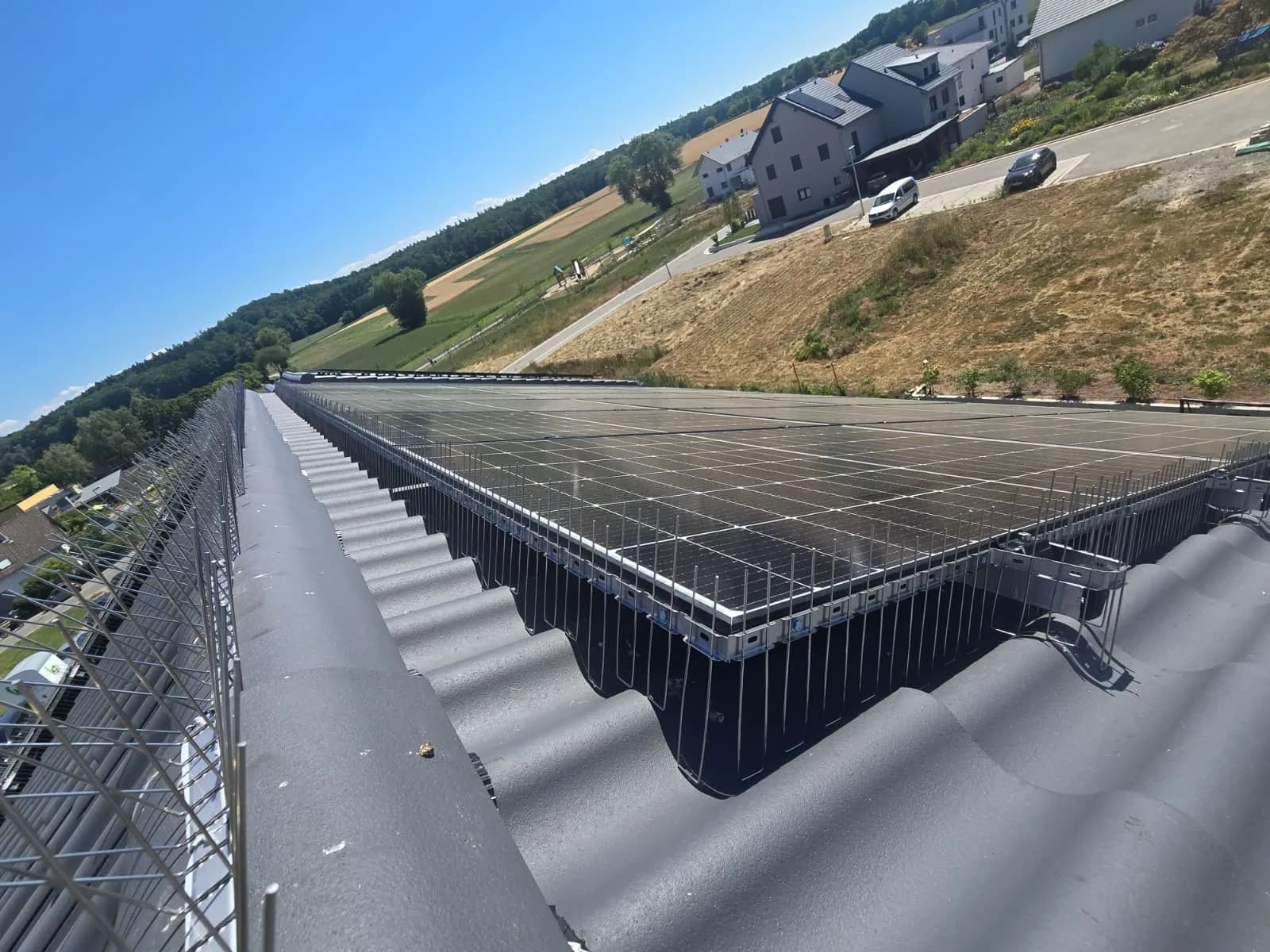 Taubenabwehr an Photovoltaikanlage, Unterflugschutz am Modulrand auf einem Ziegeldach